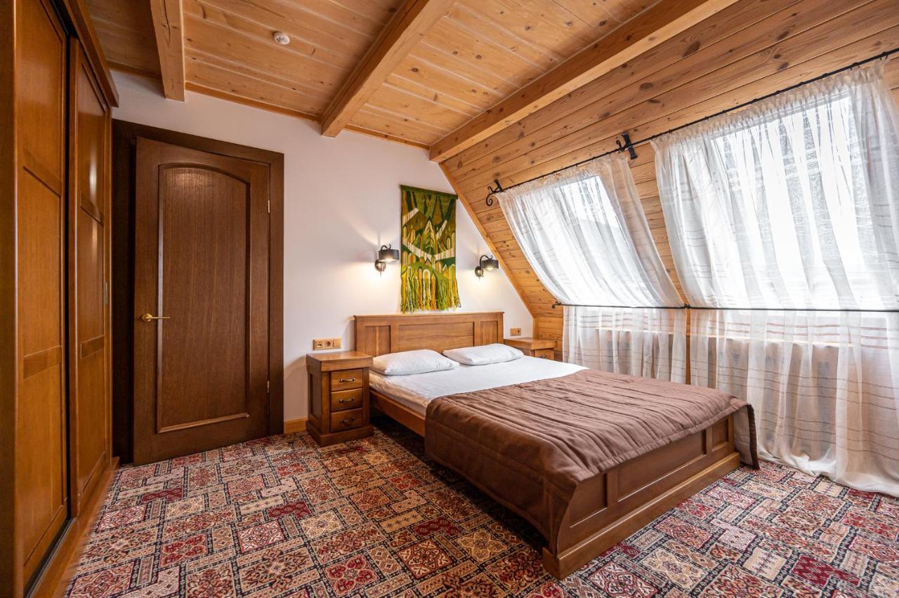 Tatariv DeLuxe Hotel Bagian luar foto