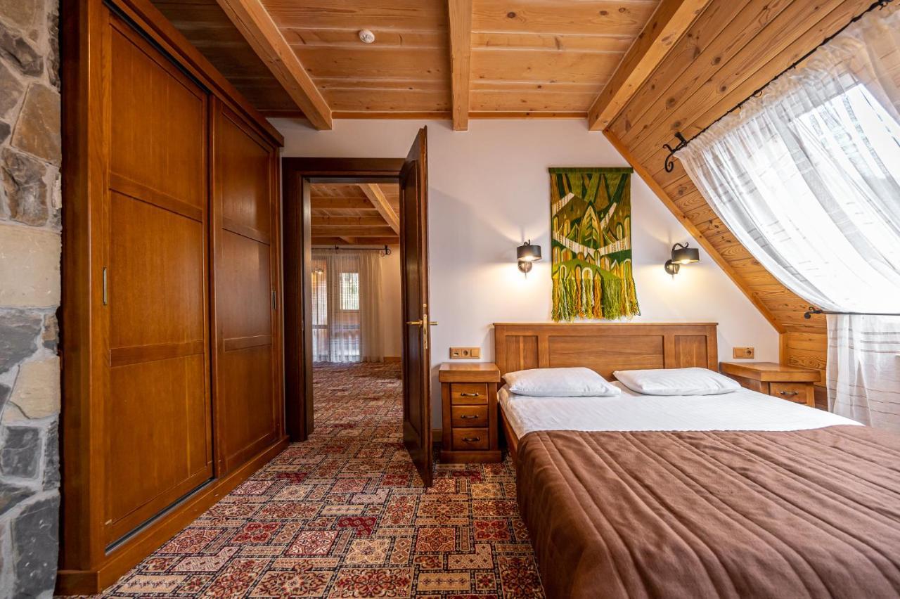 Tatariv DeLuxe Hotel Bagian luar foto