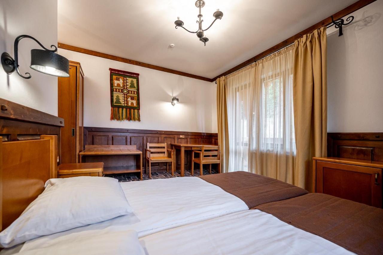 Tatariv DeLuxe Hotel Bagian luar foto