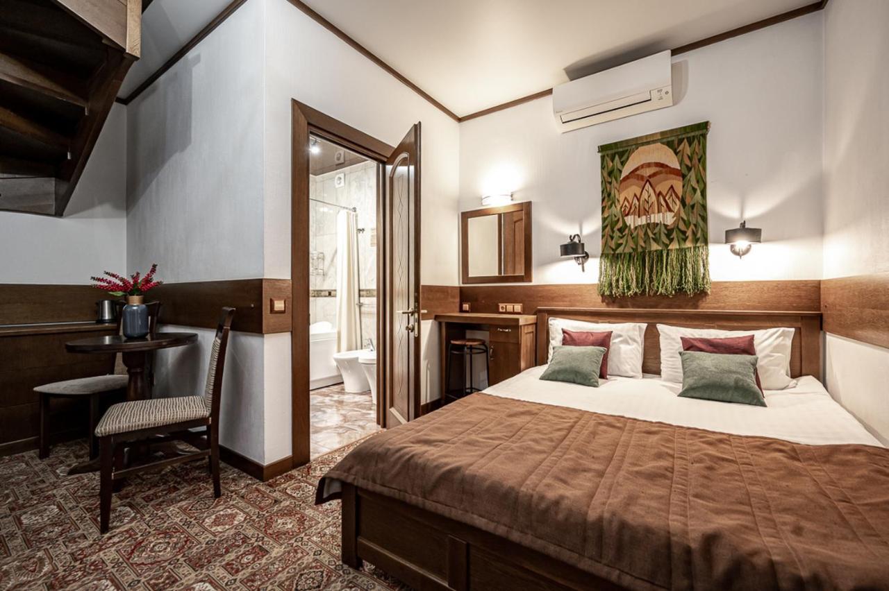 Tatariv DeLuxe Hotel Bagian luar foto