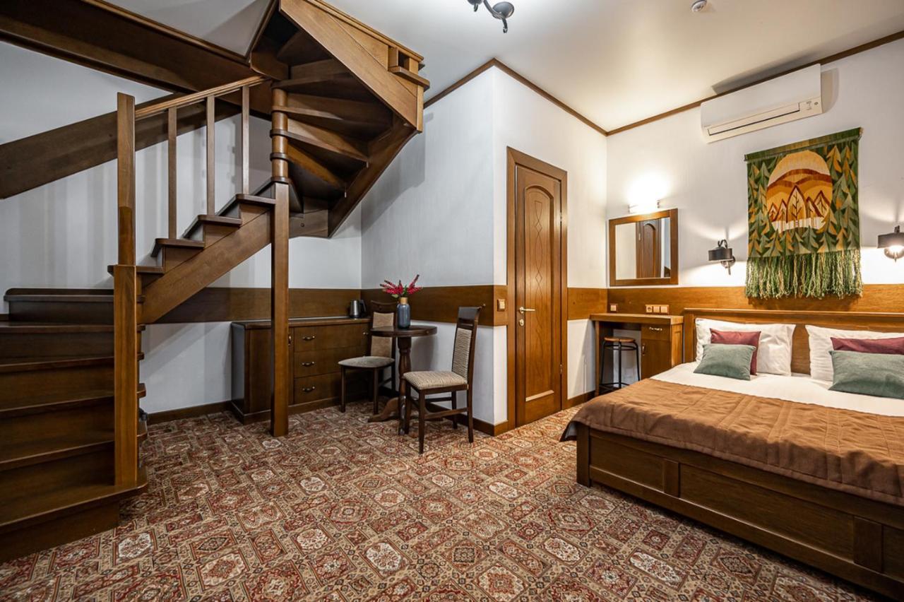Tatariv DeLuxe Hotel Bagian luar foto